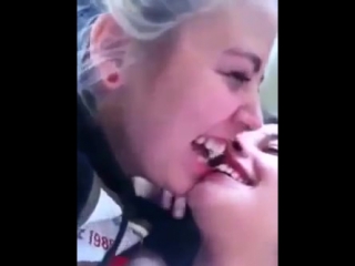 cam online - 2 girls kissing on cam